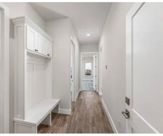 Building Photo - 7530 Highland Hls Dr