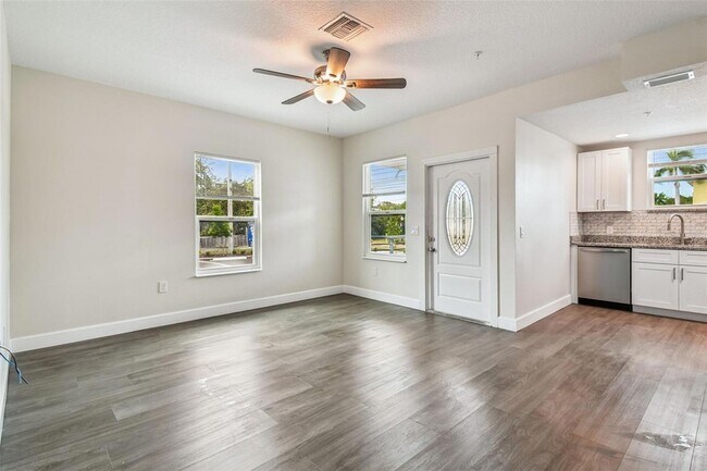 Building Photo - 650 E Tarpon Ave