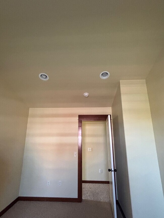 Building Photo - Beautiful Unit near Costco