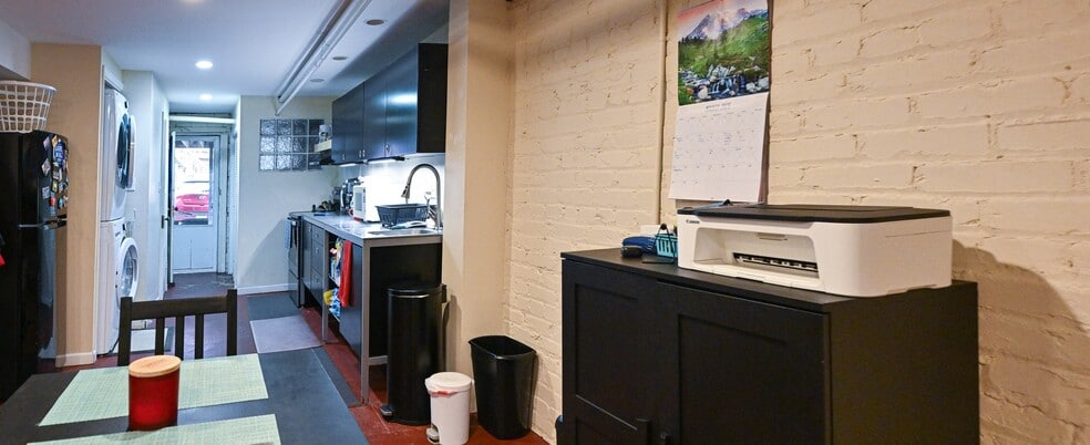 Kitchen - 2008 Klingle Rd NW