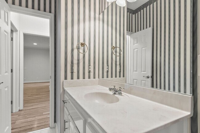 Building Photo - 10495 Royal Points Dr