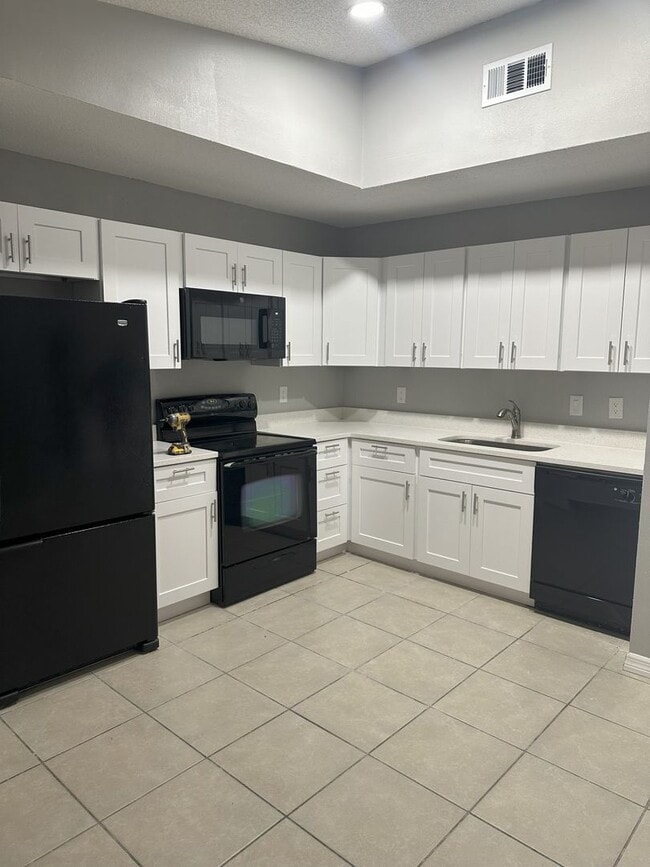 Building Photo - 3 Bedroom, 2 Bath Townhouse – Southeast Or...