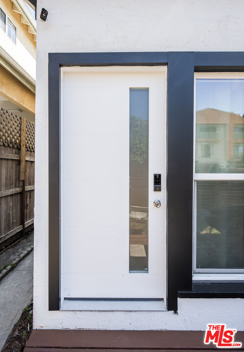 Building Photo - 4616 Rosewood Ave