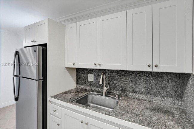 Building Photo - 713 Collins Ave