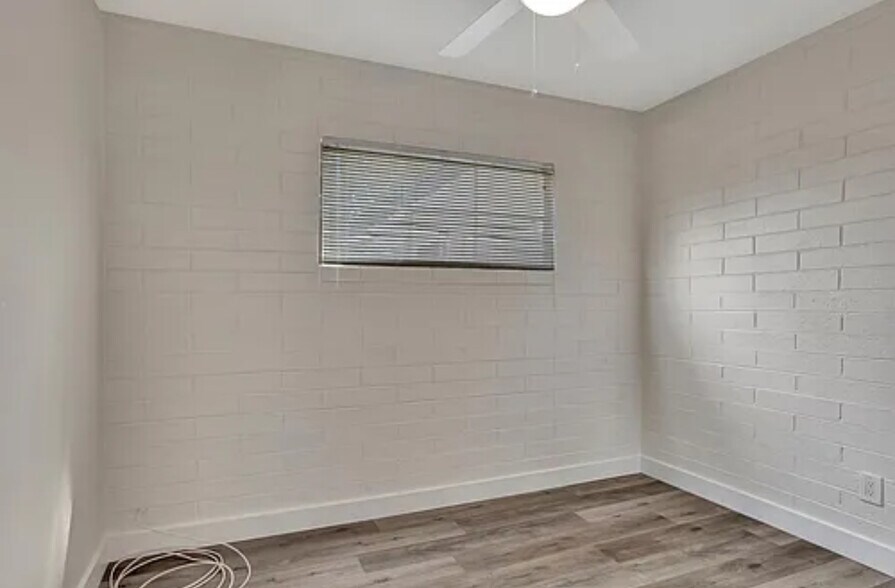 Building Photo - 2715 E Oak St