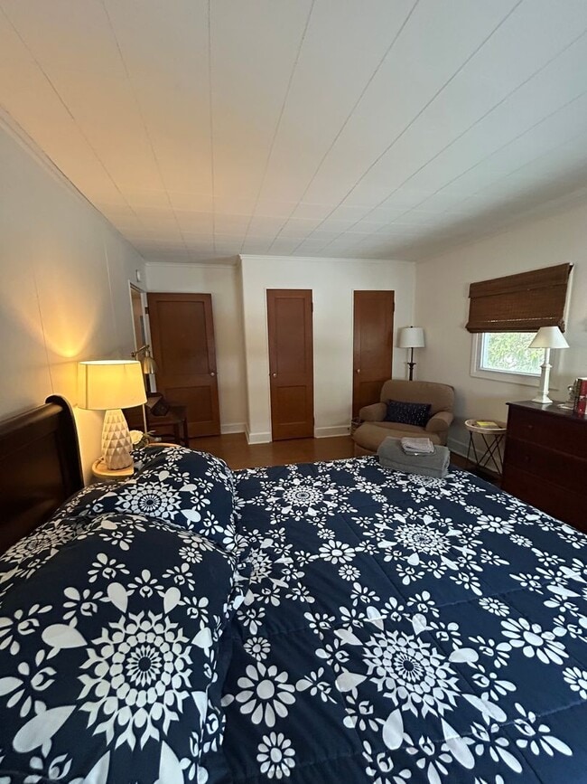 Building Photo - 4 Bed, 2 Bath House