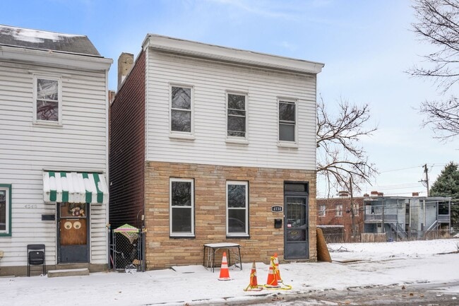 Building Photo - 3 bedroom 2 bath - newly updated, central air, GREAT LOCATION