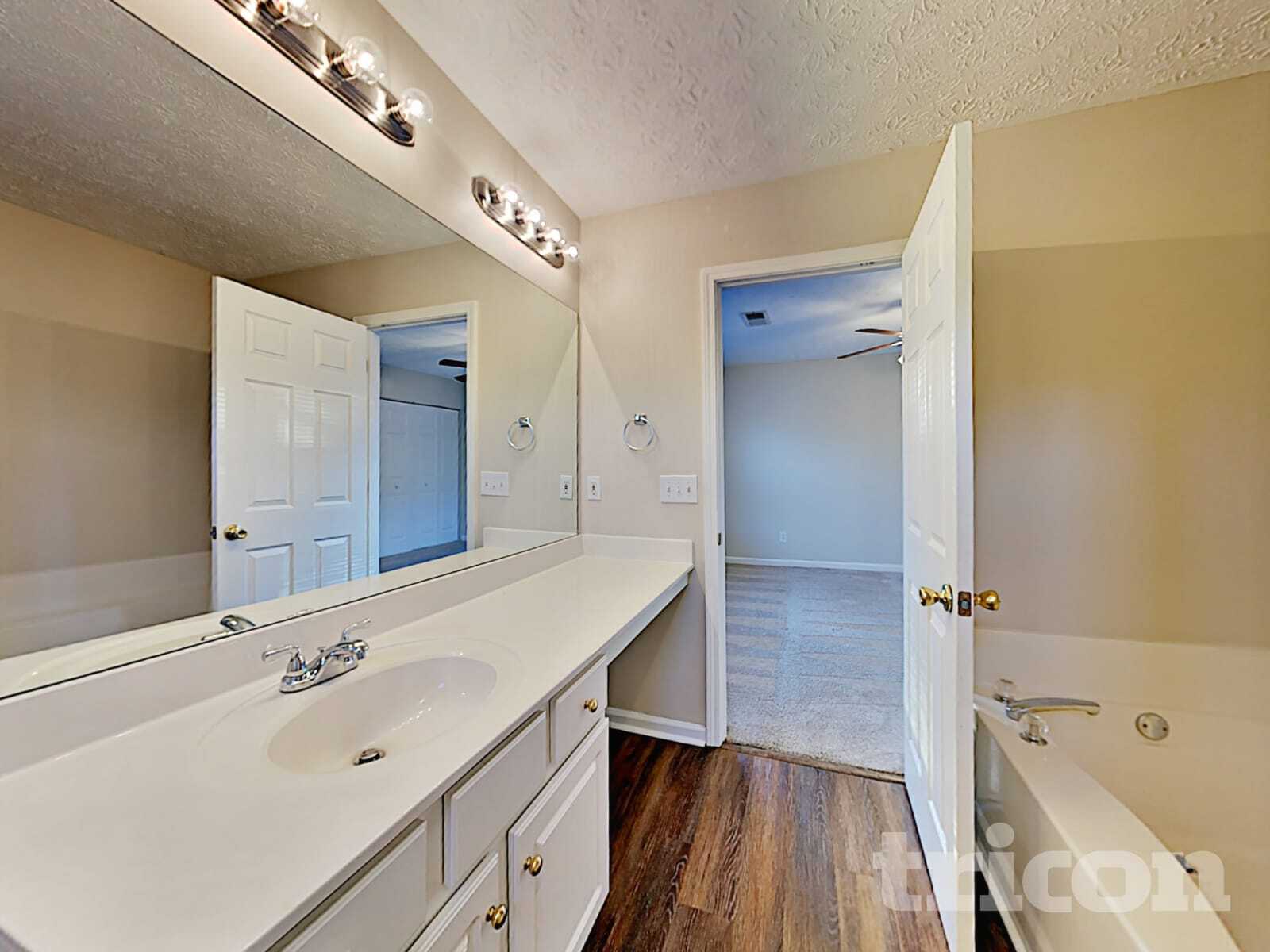 Building Photo - 102 W Oaks Pl