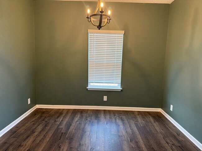 Building Photo - Beautiful 4 bedroom 2.5 bath home located in the Cliffs subdivision!