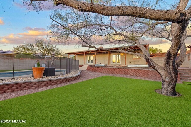 Building Photo - 3721 N Sierra Madre Dr