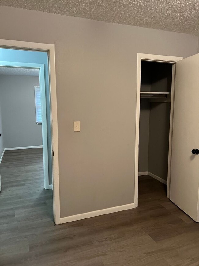 Building Photo - 2 bedrooms, 1 bath duplex