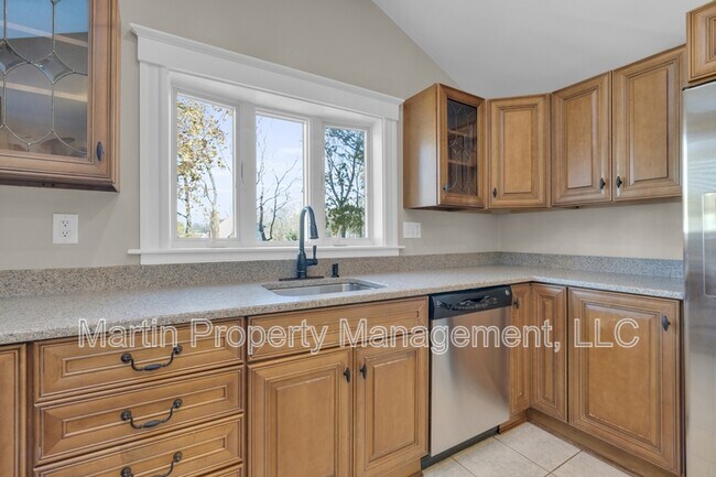 Building Photo - 2 Bellevue Ave