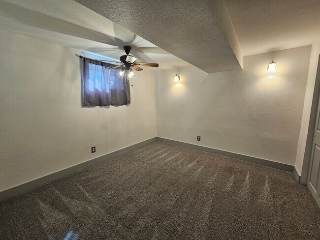 Building Photo - Comfortable 4 bed, 2 bath home in 80906!