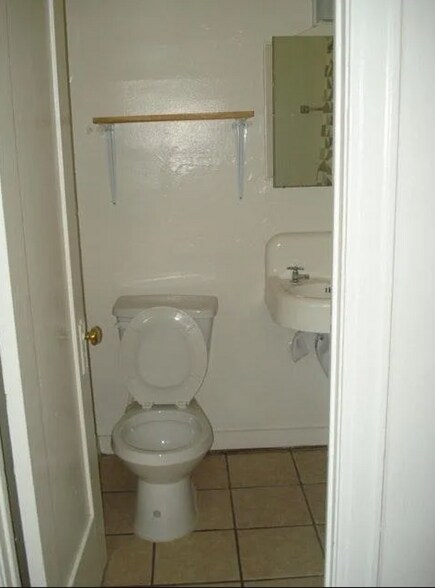 Building Photo - 2812 3/4 Hillcrest Dr