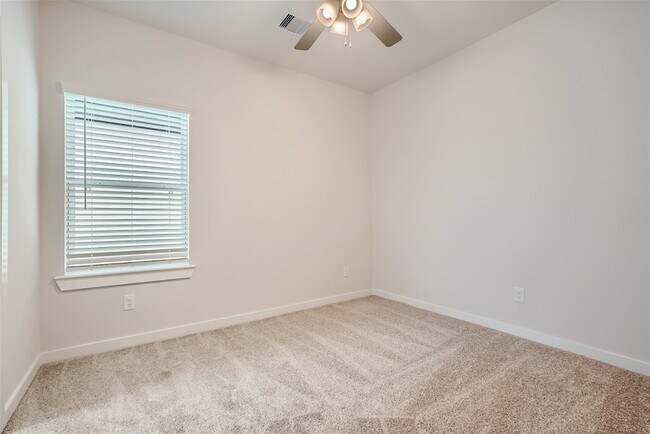 Building Photo - 33110 Willow Hts Ln
