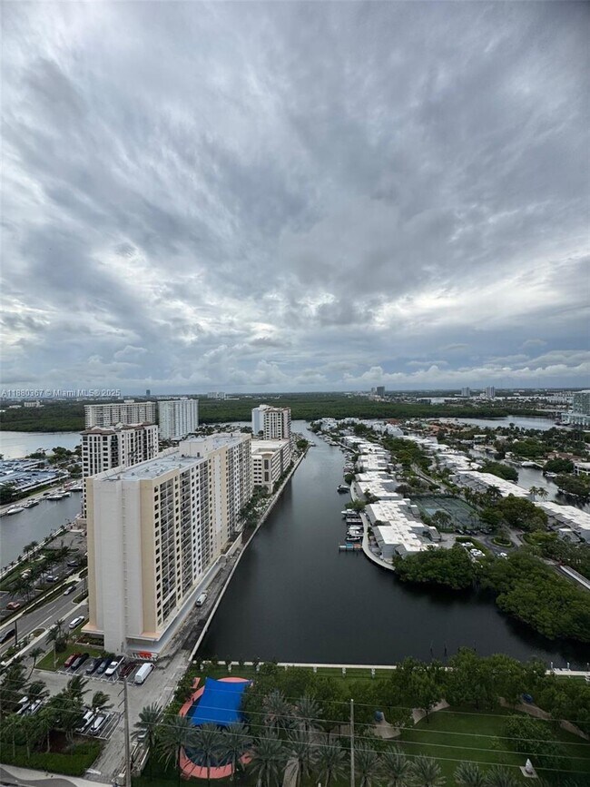 Building Photo - 16001 Collins Ave