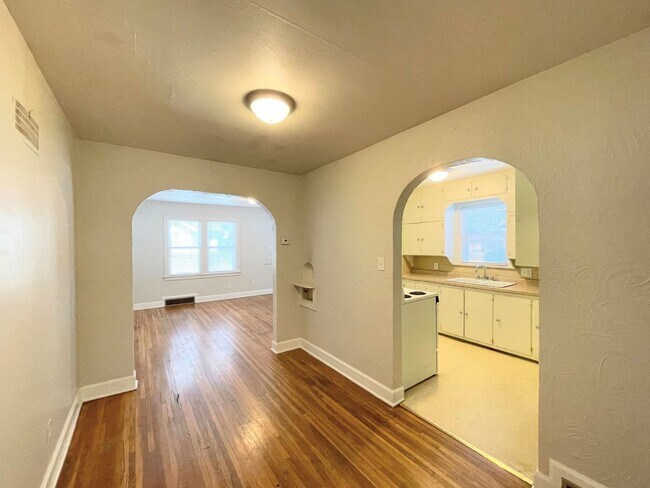 Building Photo - 800 N Poplar St