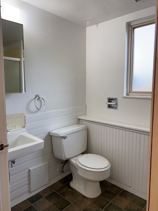 Building Photo - Start a Lease by 12/1 and Receive a $500 R...