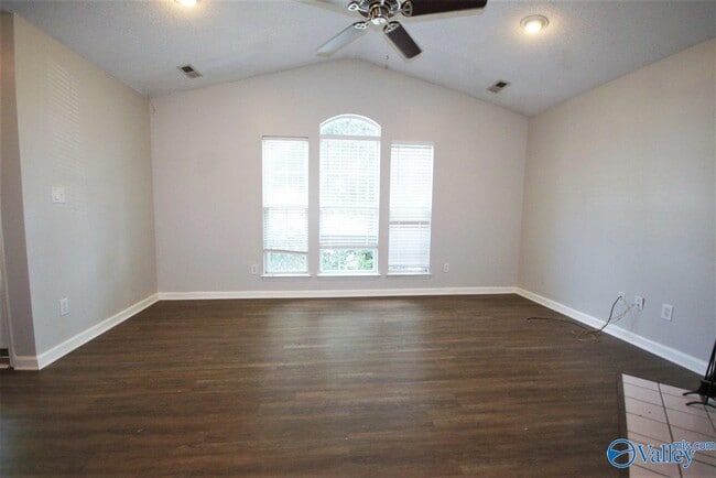 Building Photo - 252 Mountain Creek Dr