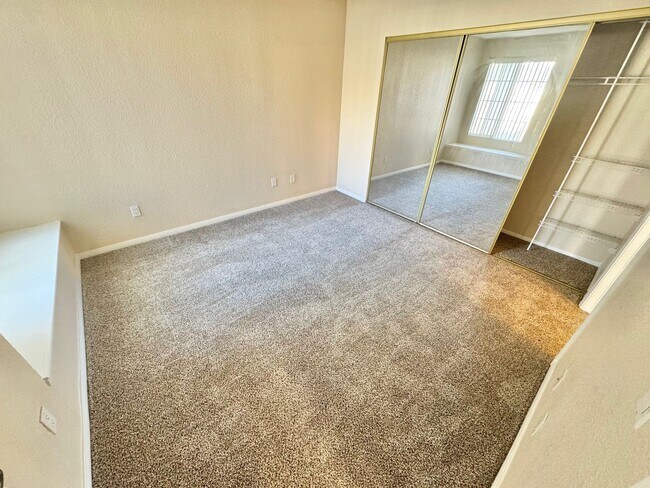 Building Photo - CUTE 2ND FLOOR UNIT, 2 BEDROOM/2 BATH CONDO!