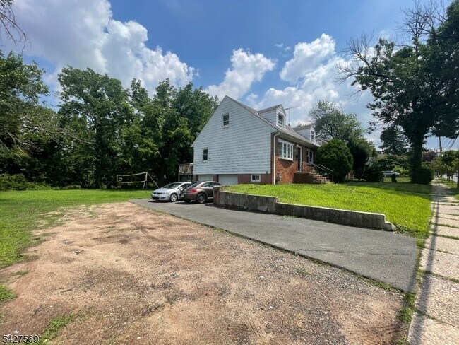 Building Photo - 1065 Sayre Rd S