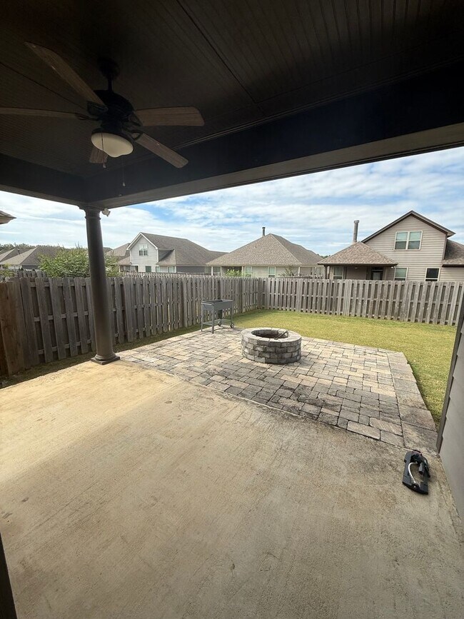 Building Photo - ** 4 Bed 2.5 Bath Located beside Park Cros...