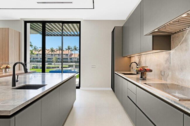 Building Photo - 493 Holiday Dr