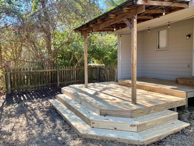 Building Photo - Renovated 2BR/1BA + Covered Deck, Fenced Y...