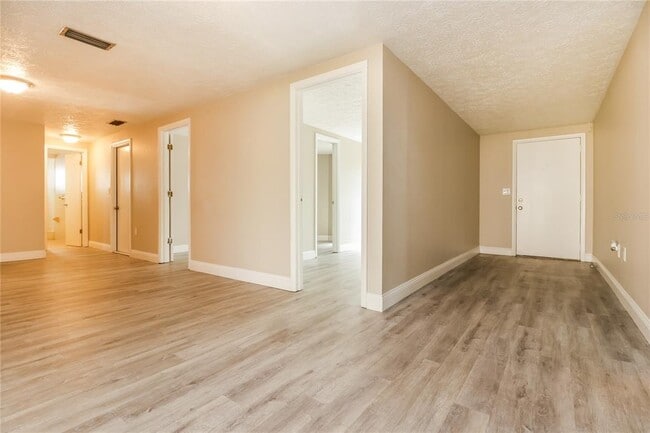 Building Photo - 2105 Sugarbush Dr