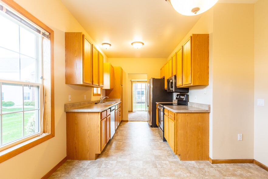 Building Photo - 3745 Maple Grove Dr