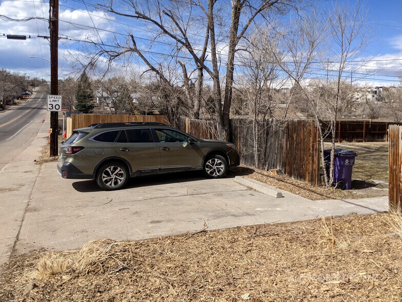Parking - 1005 Newton St
