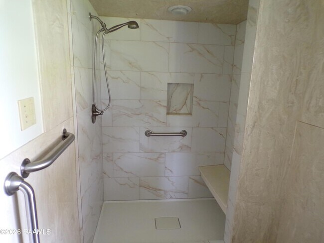 Building Photo - 208 Thoroughbred Dr