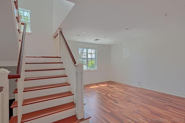 Building Photo - 343 Flamingo Dr
