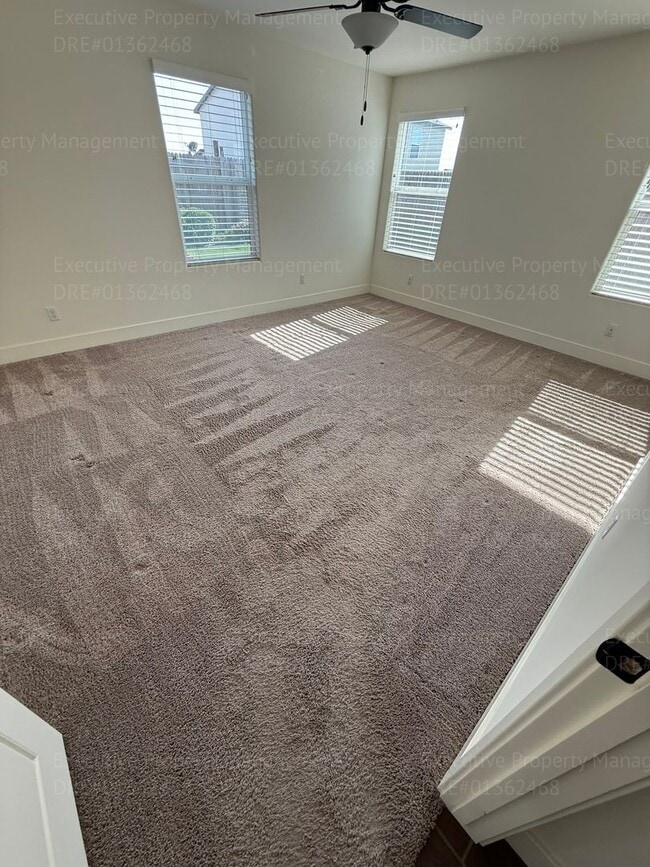 Building Photo - Spacious 4 bedroom/ 3 bathroom home