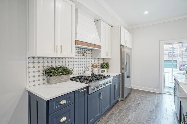 Building Photo - 615 S Delhi St