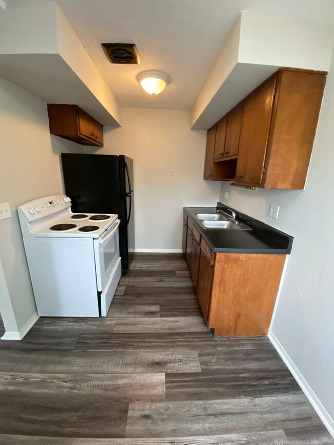 Building Photo - 1 Bedroom Apartment with Washer/Dryer Hook...