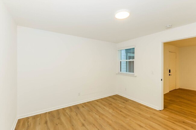 Building Photo - One Month Free ~ 1 bed/1 bath on King St.