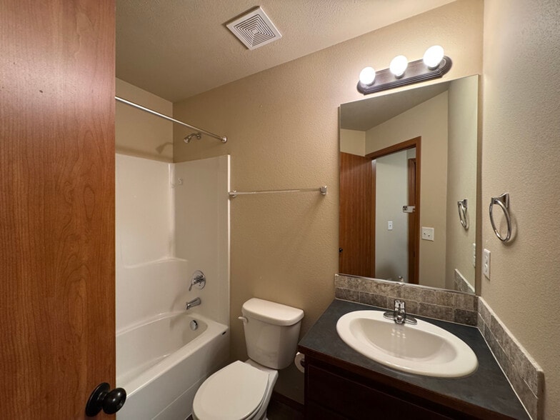 Building Photo - 416 S Raymond Ln