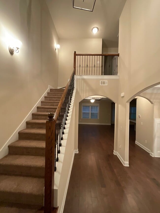 Building Photo - 688 Tree Top Trl