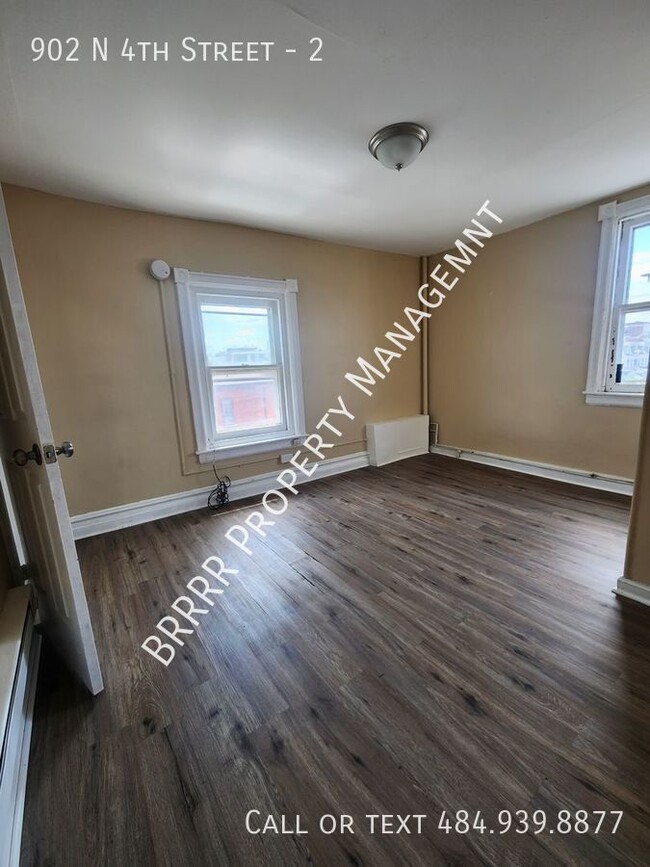 Building Photo - 3 bedroom 2 full bathroom apartment on the...