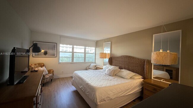 Building Photo - 100 Lincoln Rd