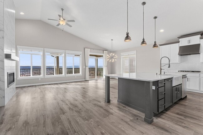 Building Photo - Luxury Four Bedroom with Breathtaking Views