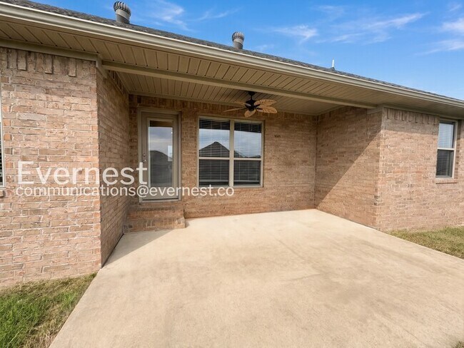 Building Photo - 4 Bed/2 Bath Home with Fenced Yard & Garage / Pet-Friendly / Available Now!