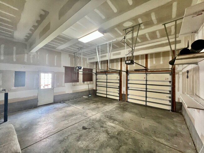 Building Photo - SPACIOUS AND CONVENIENT