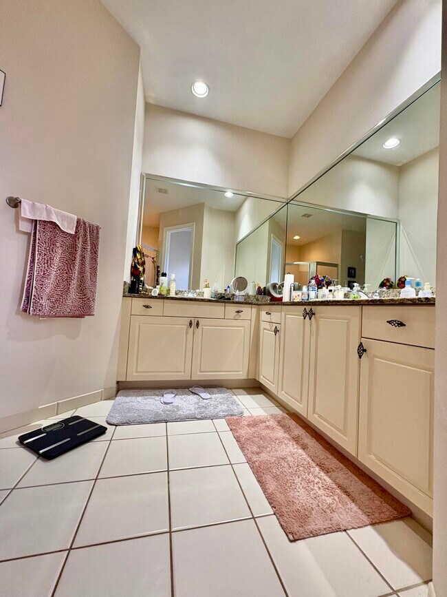 Building Photo - 3558 Collonade Dr