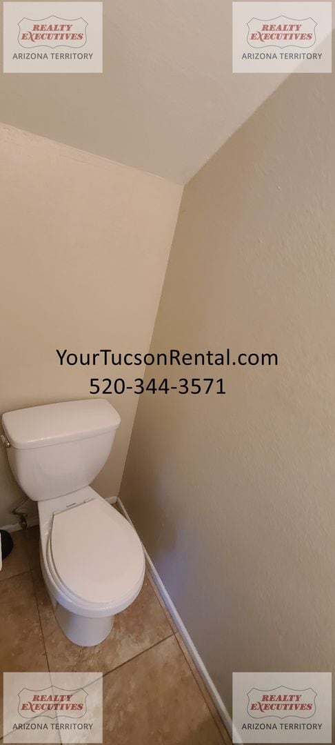 Building Photo - 1st Ave & Limberlost Dr - 2 Beds/ 1.5 Bath...