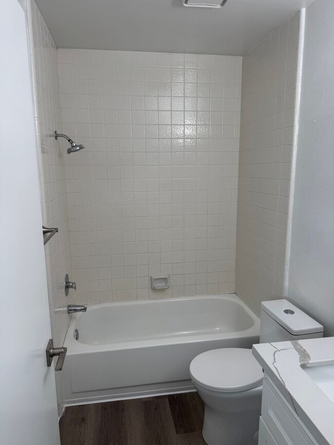 Building Photo - Condo with Amazing Lake View!