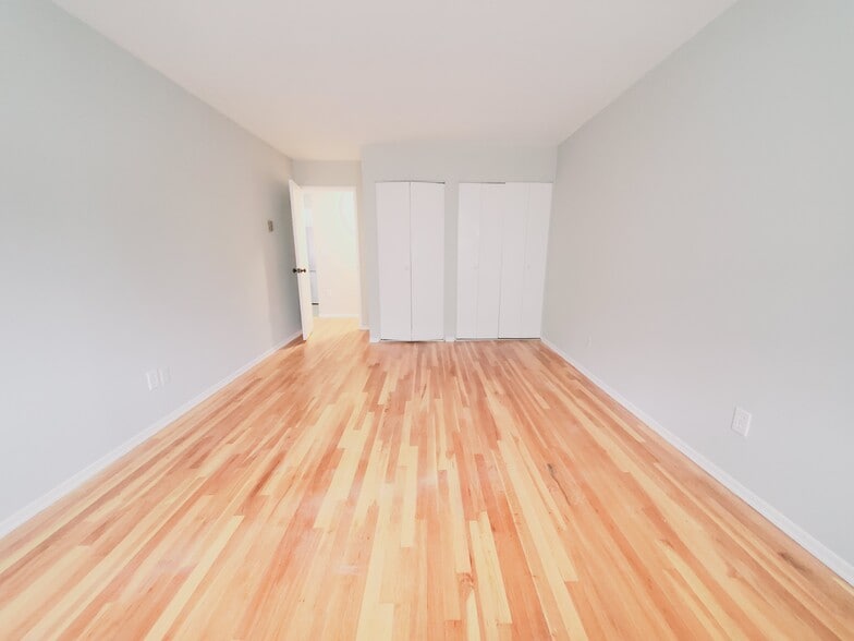 Building Photo - 637 Cove Rd