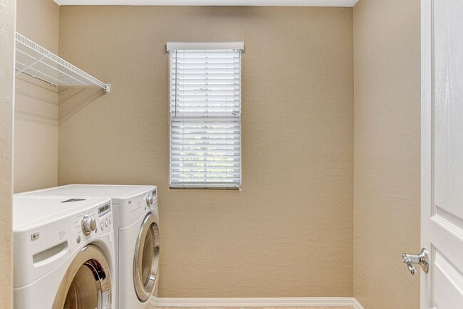 Building Photo - Gorgeous 4 bedroom near Aliante!