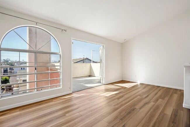 Building Photo - SD: Stunning 3BD/2.5BA Townhome in Imperial Beach with Ocean Views, Rooftop Patio & In-Unit Laundry